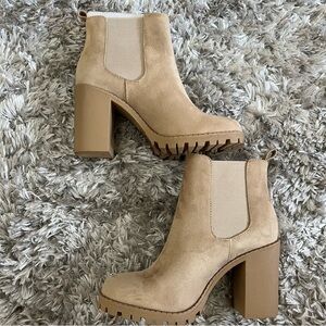 NWT Women’s Soda Glove Ankle Boot w/Lug Sole Elastic Gore Chunky Heels Size 8.5